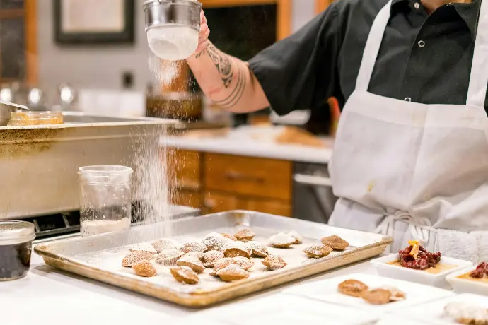 videaste culinaire montpellier personne cuisinant devant la table