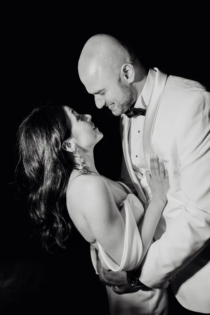 Un moment spontané capturé à la manière d’un cliché paparazzi lors du mariage d’Elisa et Andrian.