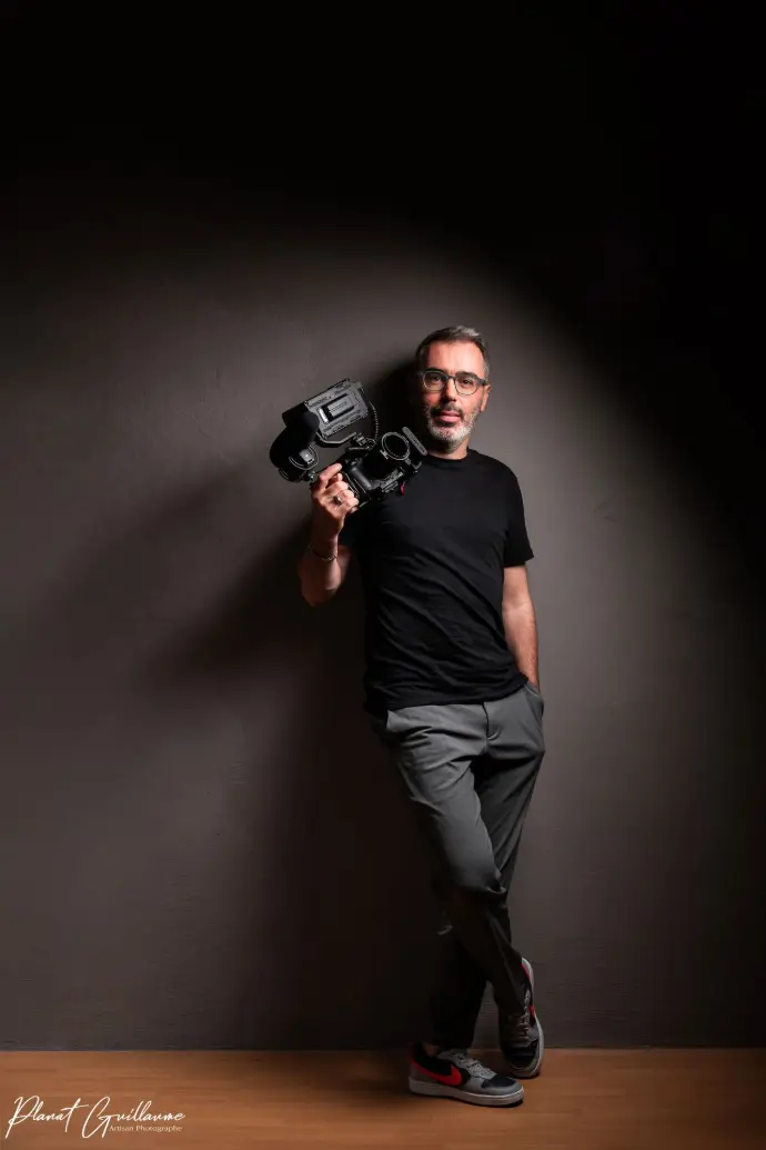 videaste posant avec sa camera videaste mariage toulouse
