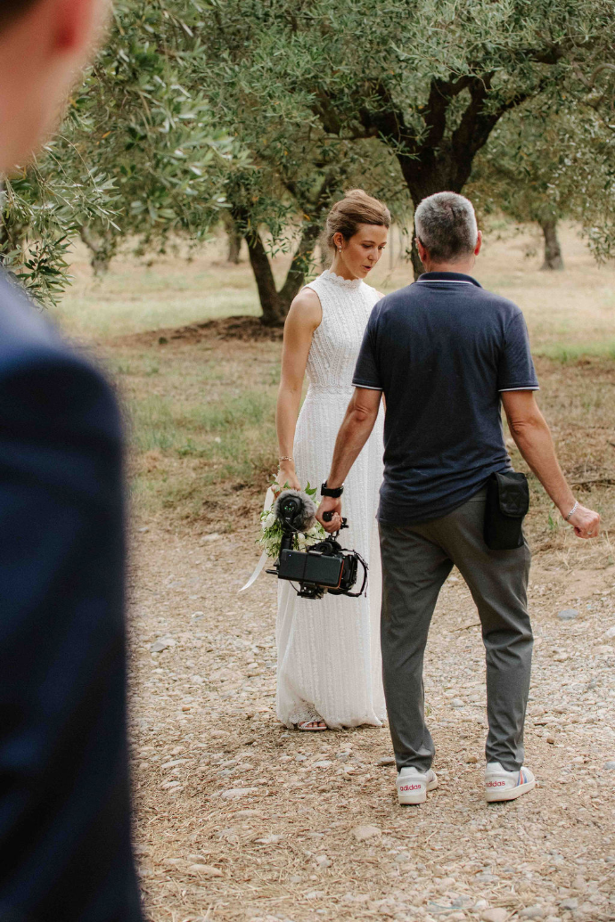 Vidéaste de mariage filmant un couple – alternative aux wedding content creators