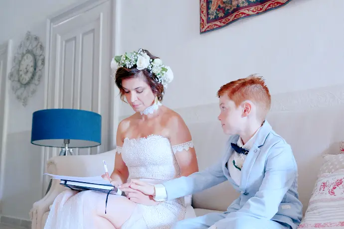 Un moment de complicité entre Emmanuelle et son fils pendant leur mariage au Château Sainte-Colombe-de-B