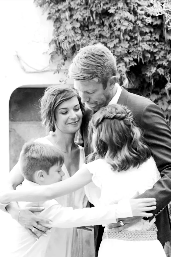 Emmanuelle, Sébastien et leurs enfants réunis dans un moment de tendresse pendant leur mariage au Château Sainte-Colombe-de-B