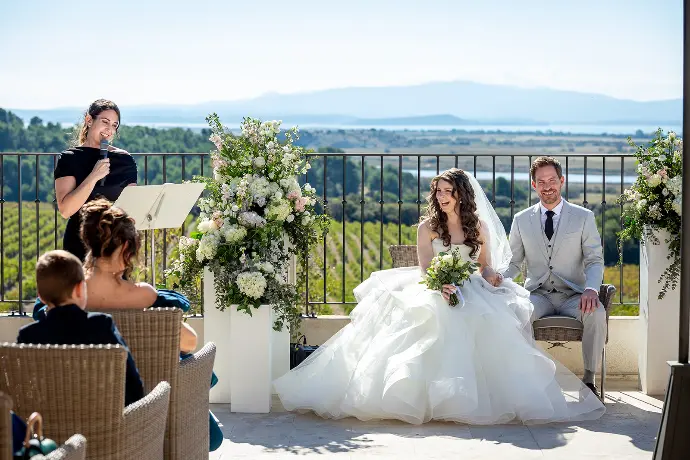 La cérémonie de Valérie et Alan au Château Capitoul, entourés de leurs proches venus célébrer leur mariage dans ce domaine d’exception près de Narbonne.