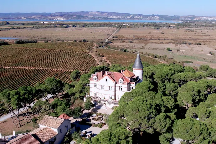 Vue du Château Capitoul, un domaine d’exception entre vignes et lagune près de Narbonne.