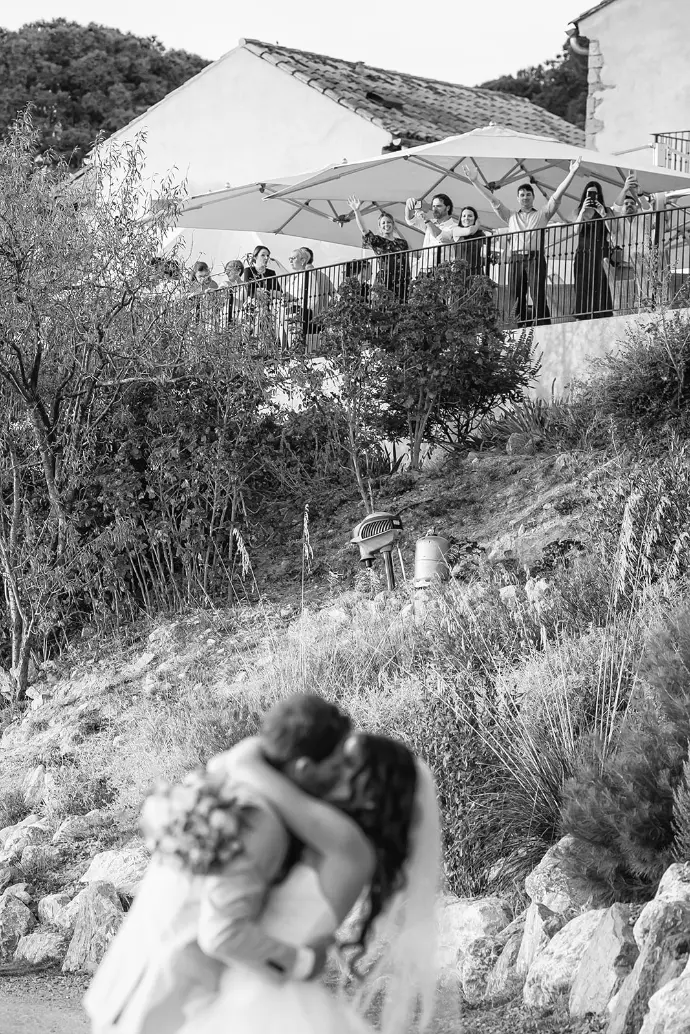 Un instant complice entre Valérie et Alan au milieu des paysages du domaine viticole du Château Capitoul.