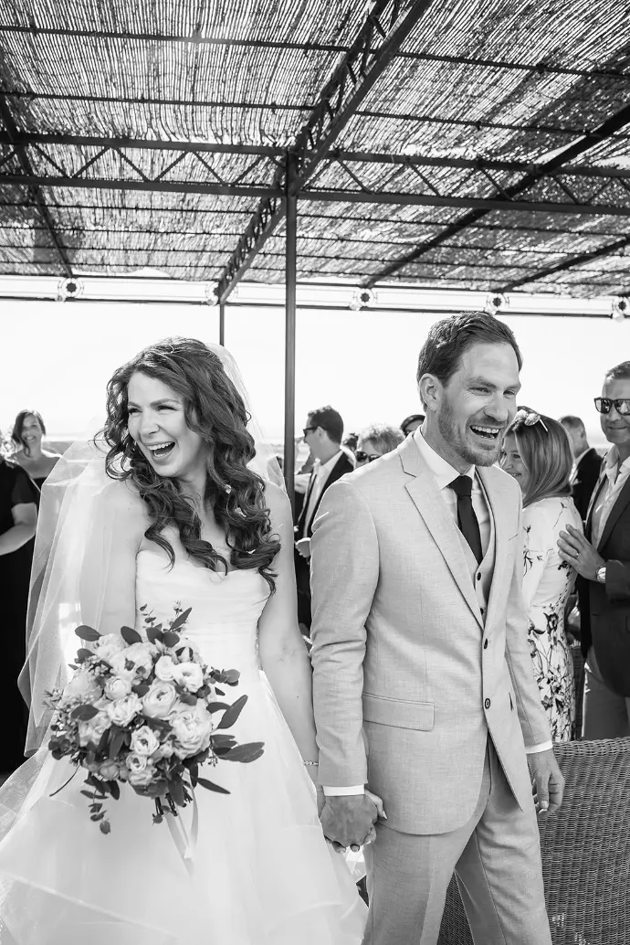 Un moment d’émotion pendant la cérémonie de mariage de Valérie et Alan au cœur du Château Capitoul.