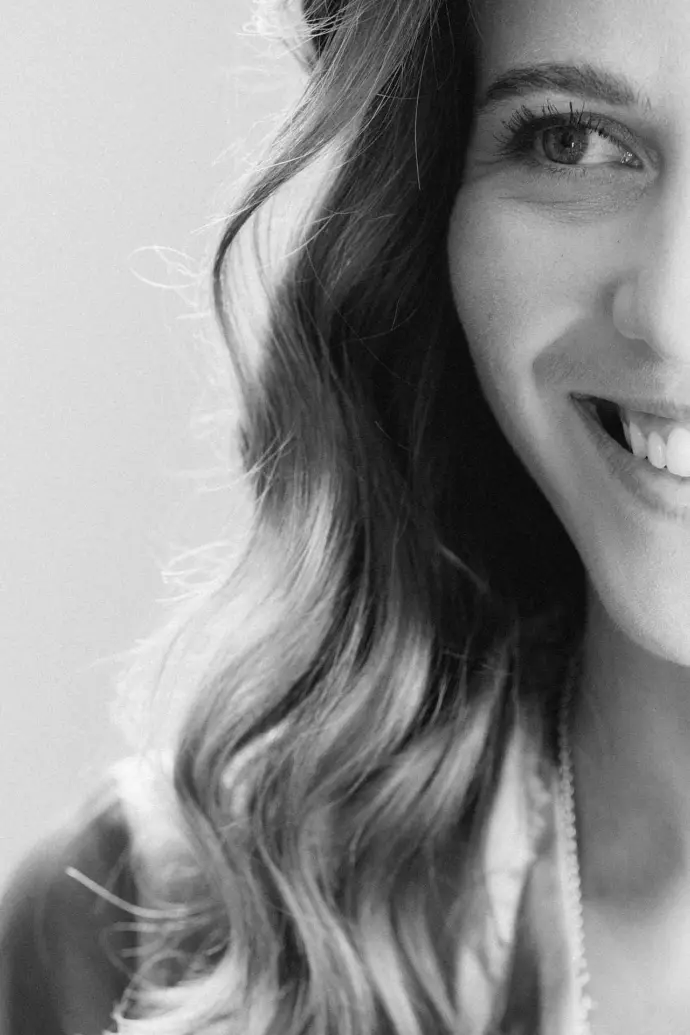 Un portrait artistique d’Agathe capturé en noir et blanc pendant son mariage au Château Puech-Haut.