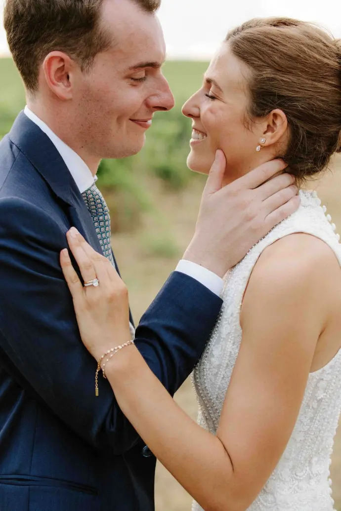 Un moment intime entre Agathe et Lucas dans le décor lumineux du Château Puech-Haut, au cœur des vignobles près de Montpellier.