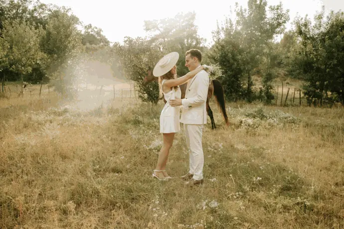 Agathe et Lucas profitent d’un instant à deux pendant leur mariage au Château Puech-Haut.