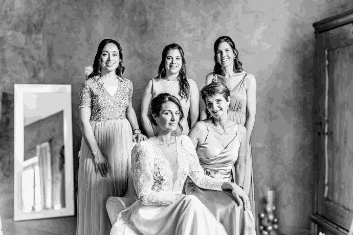 Camille entourée de sa maman et de ses témoins dans un moment de préparation et de complicité avant la cérémonie.