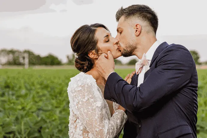 Un instant complice capturé lors du mariage de Camille et Mathieu au Mas de Peyre.