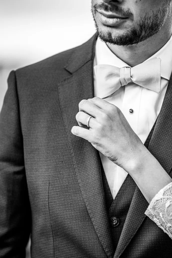 Mathieu élégant dans son costume quelques instants avant la cérémonie du mariage au Mas de Peyre.