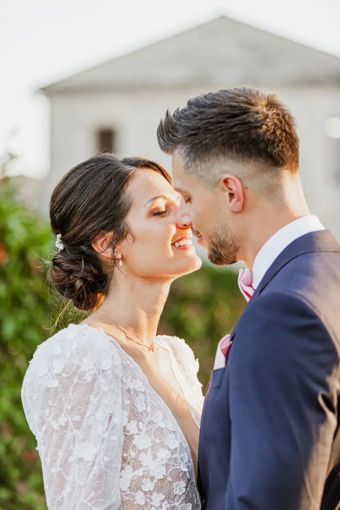 Camille et Mathieu profitent d’un moment à deux pendant leur séance couple au Mas de Peyre, dans le cadre naturel de ce domaine près de Nîmes.