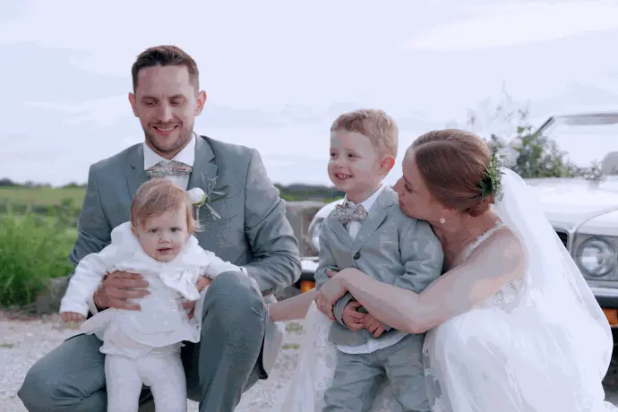 Un moment tendre en famille lors du mariage d’Estelle et Arnaud au Domaine des Barrettes.
