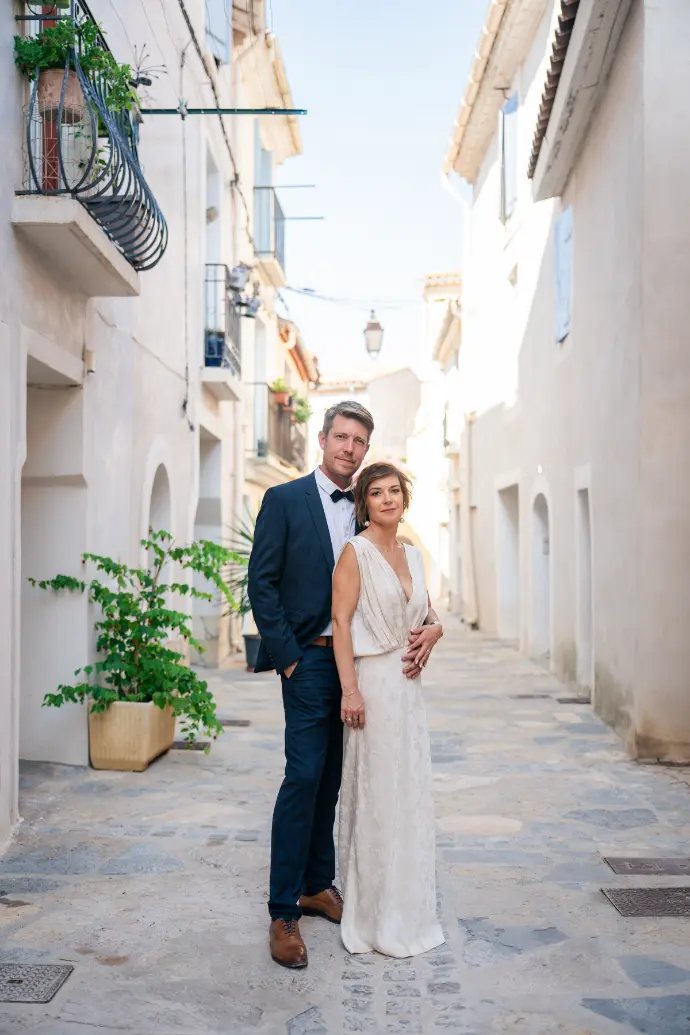 Un instant tendre et complice entre Emmanuel et Sébastien pendant leur mariage au Château Sainte-Colombe-de-B