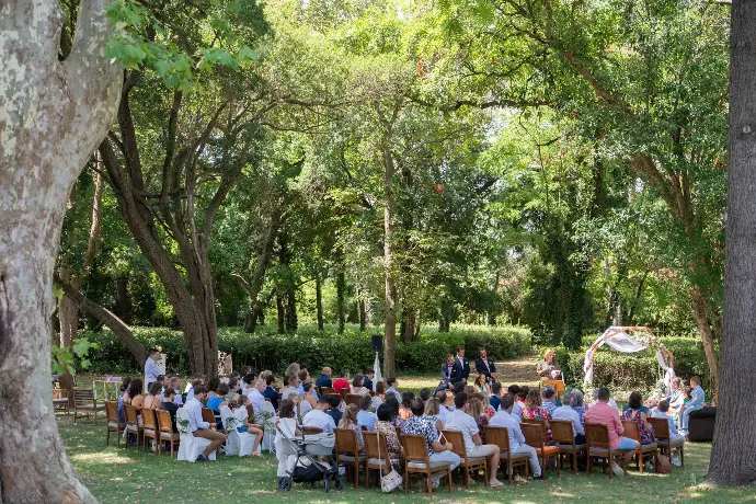 La cérémonie du mariage au Château Sainte-Colombe-de-B, entourée des proches d’Emmanuelle et Sébastien.