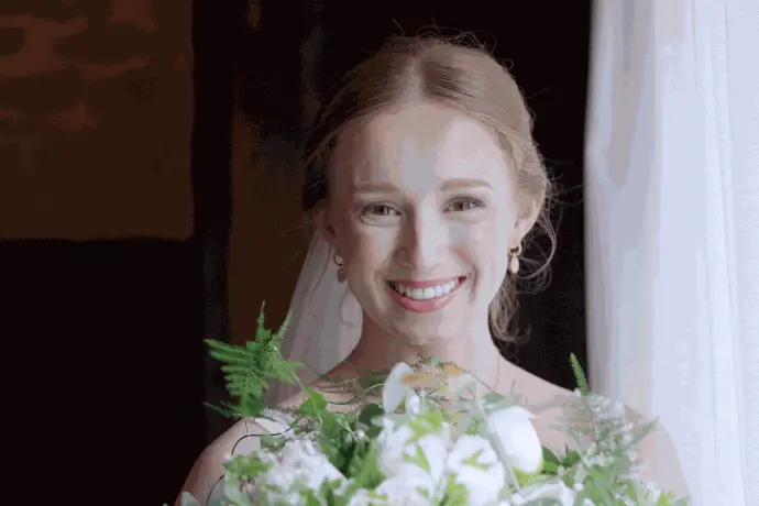 Estelle rayonnante avec son bouquet lors de son mariage au Domaine des Barrettes, dans l’Hérault.