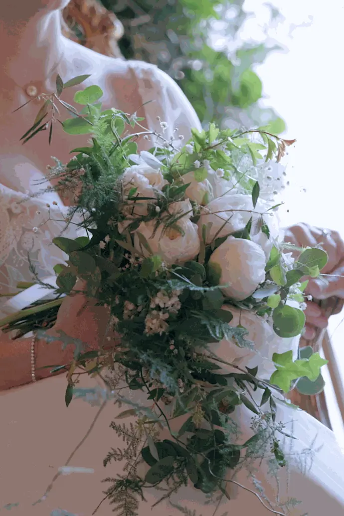 Gros plan sur le bouquet d’Estelle, un détail délicat du mariage célébré au Domaine des Barrettes à Agde.