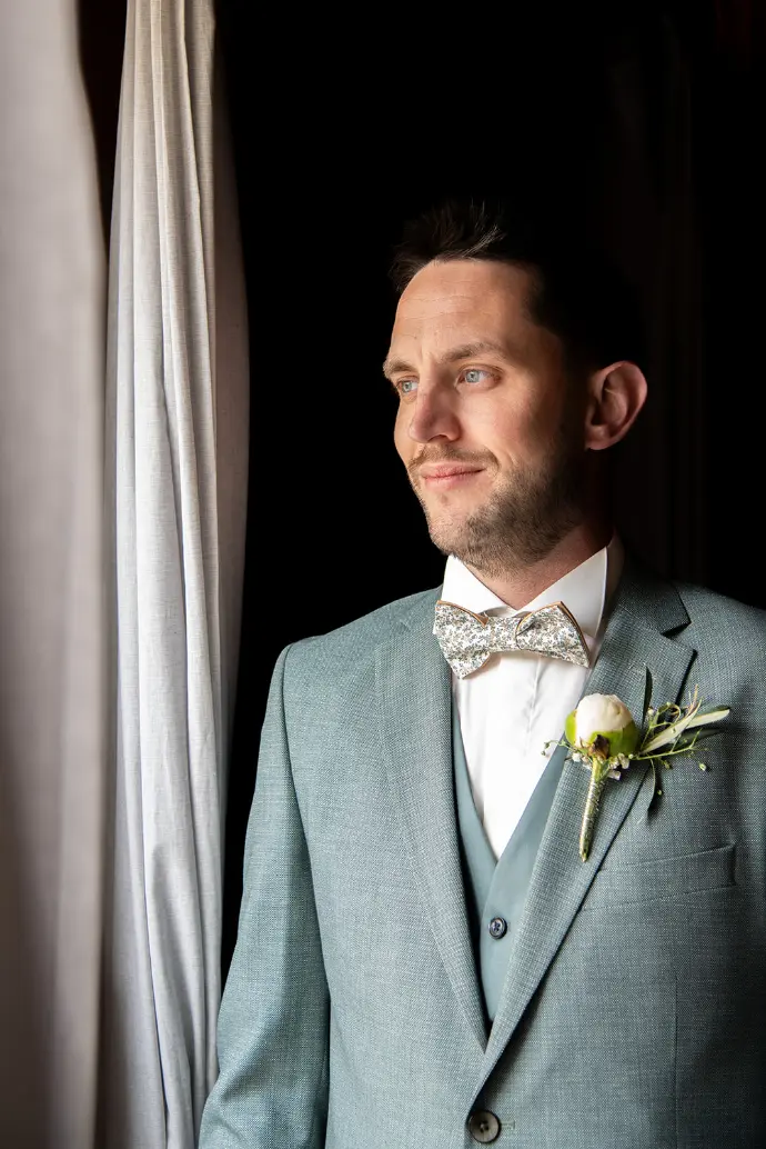 Arnaud, élégant dans son costume, quelques instants avant la cérémonie du mariage au Domaine des Barrettes à Agde.