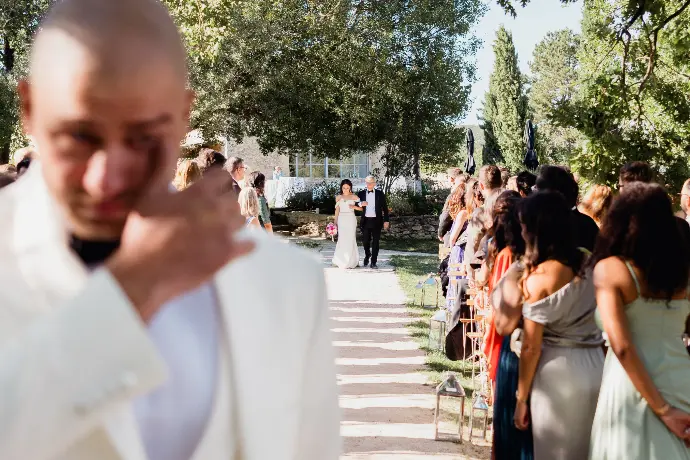 La cérémonie d’Elisa et Andrian s’est déroulée dans le cadre naturel et élégant de la Grange de Javon, entourée de paysages provençaux.