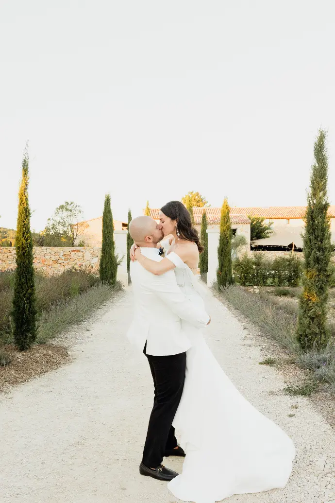 Elisa et Andrian profitent d’un moment à deux dans le décor lumineux et naturel de la Provence.