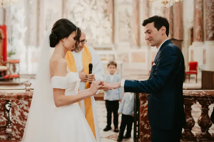 Tiphaine et Nicolas pendant la cérémonie religieuse de leur mariage au Château de Malmont, célébrée dans la cathédrale de Béziers.