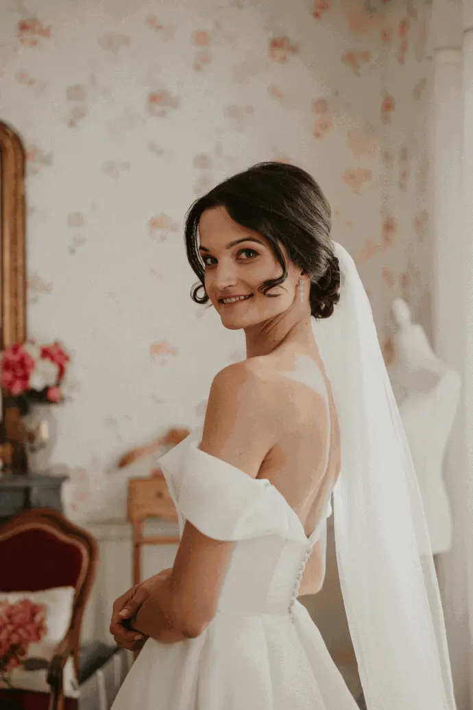 Tiphaine pendant les préparatifs de son mariage au Château de Malmont, entourée de douceur et d’émotion avant la cérémonie.