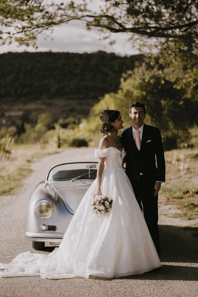Un moment complice entre Tiphaine et Nicolas pendant leur mariage au Château de Malmont.