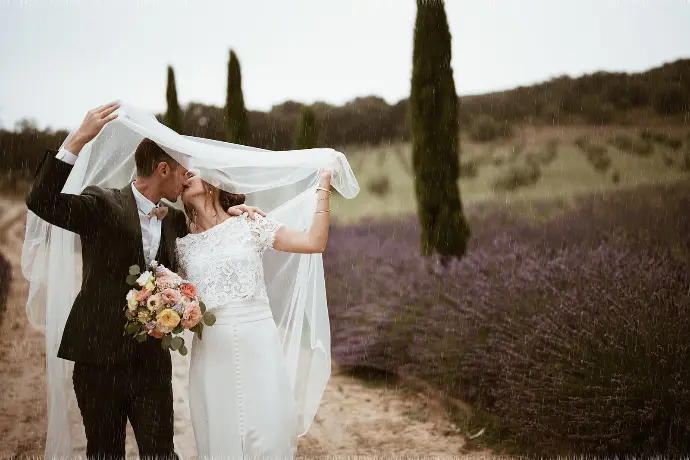 Sharlène et Loïc lors de leur séance couple pendant leur mariage au Domaine du Grand Belly, dans le décor lumineux de la Provence.
