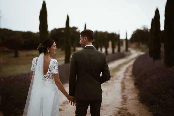Un instant naturel capturé pendant la séance couple de Sharlène et Loïc lors de leur mariage au Domaine du Grand Belly.
