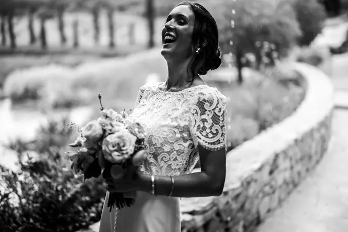 Sharlène éclate de rire pendant la journée de leur mariage au Domaine du Grand Belly, un instant spontané et joyeux.