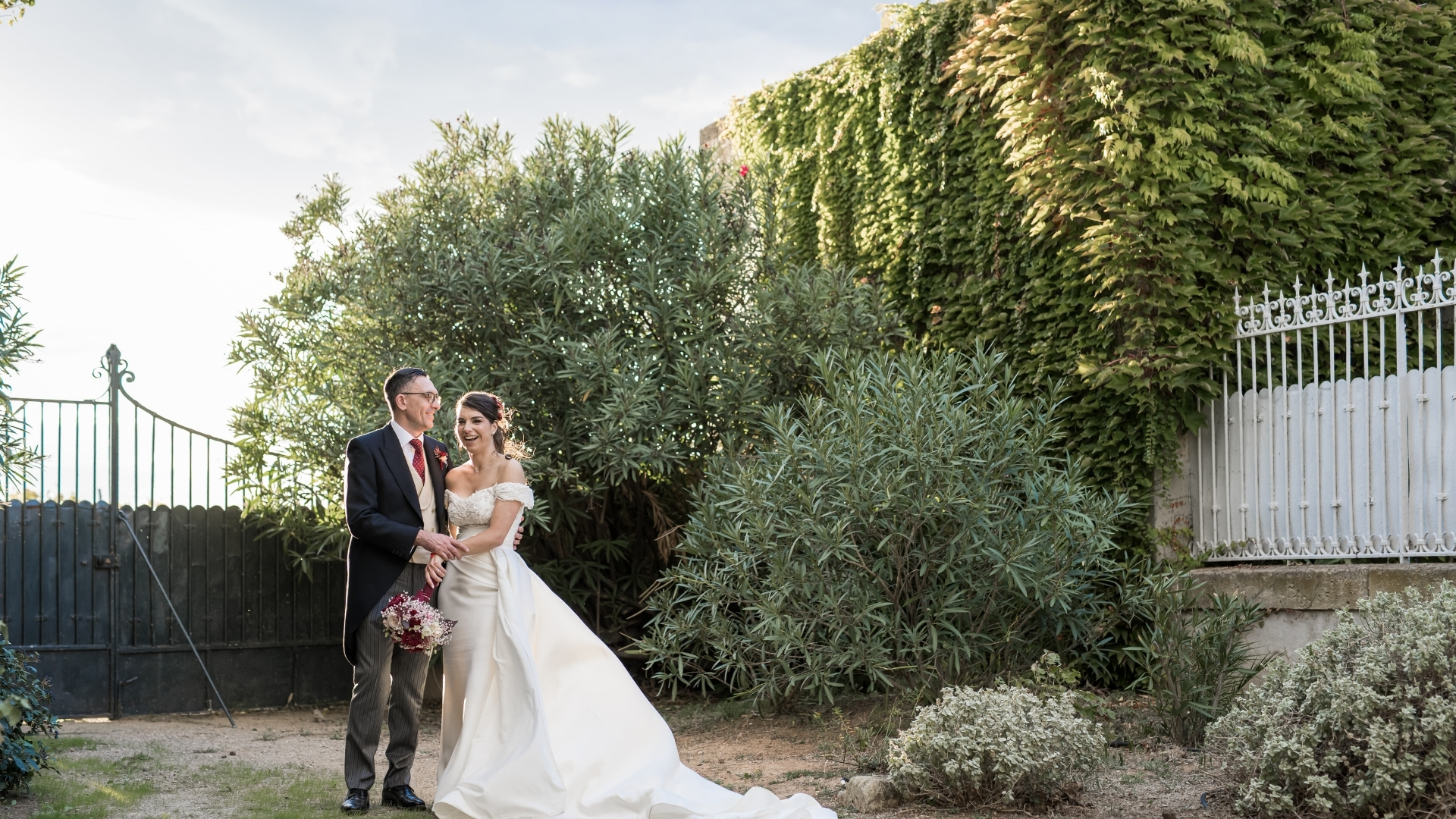 Mariage sincère dans la région montpelliéraine, rythmé par les regards, les rires et une vraie proximité.