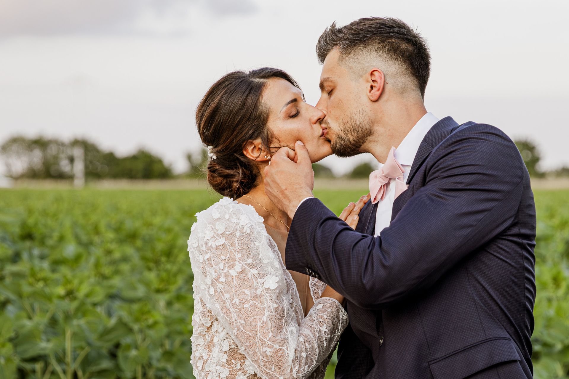 Mariage lumineux et sincère, porté par la spontanéité des instants et une élégance naturelle.
