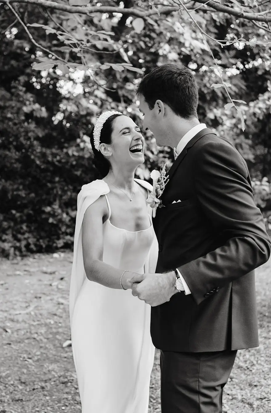 couple de mariées complices et joyeux