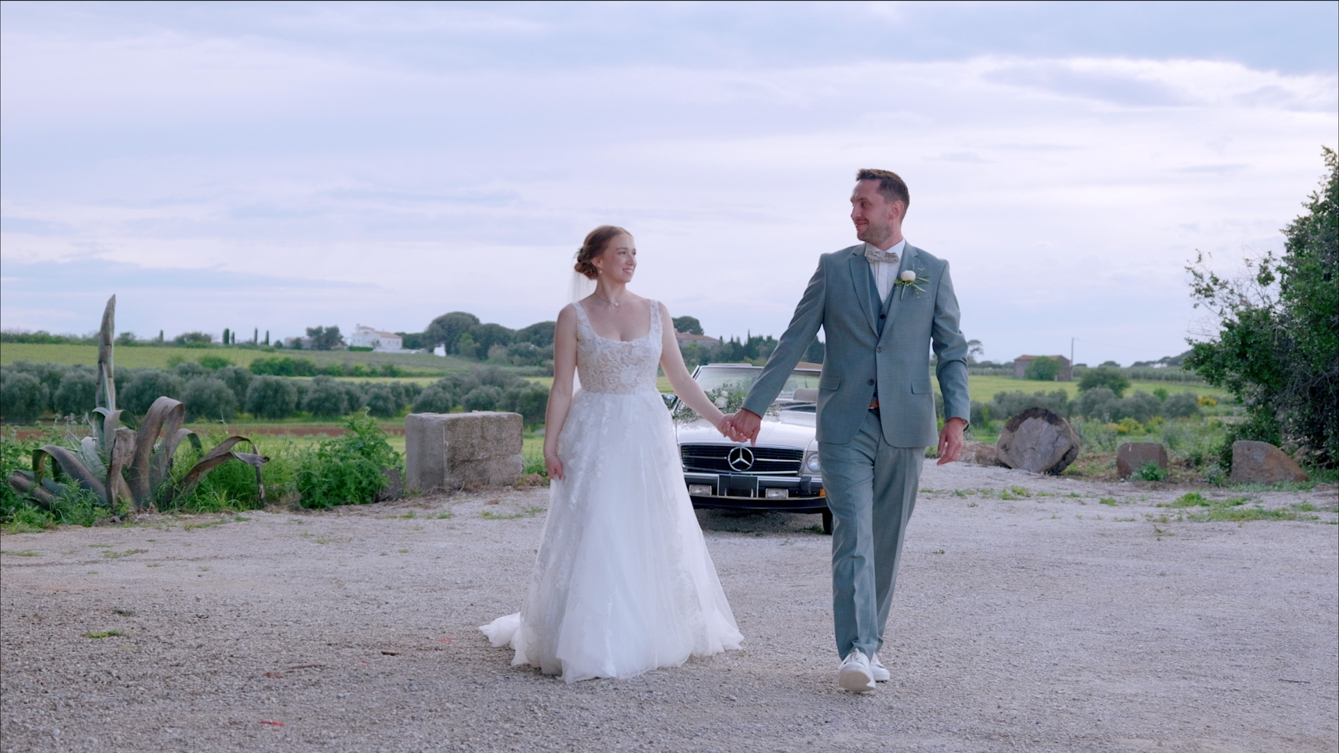 Mariage élégant et lumineux au Domaine des Barettes, entre instants sincères et atmosphère chaleureuse.