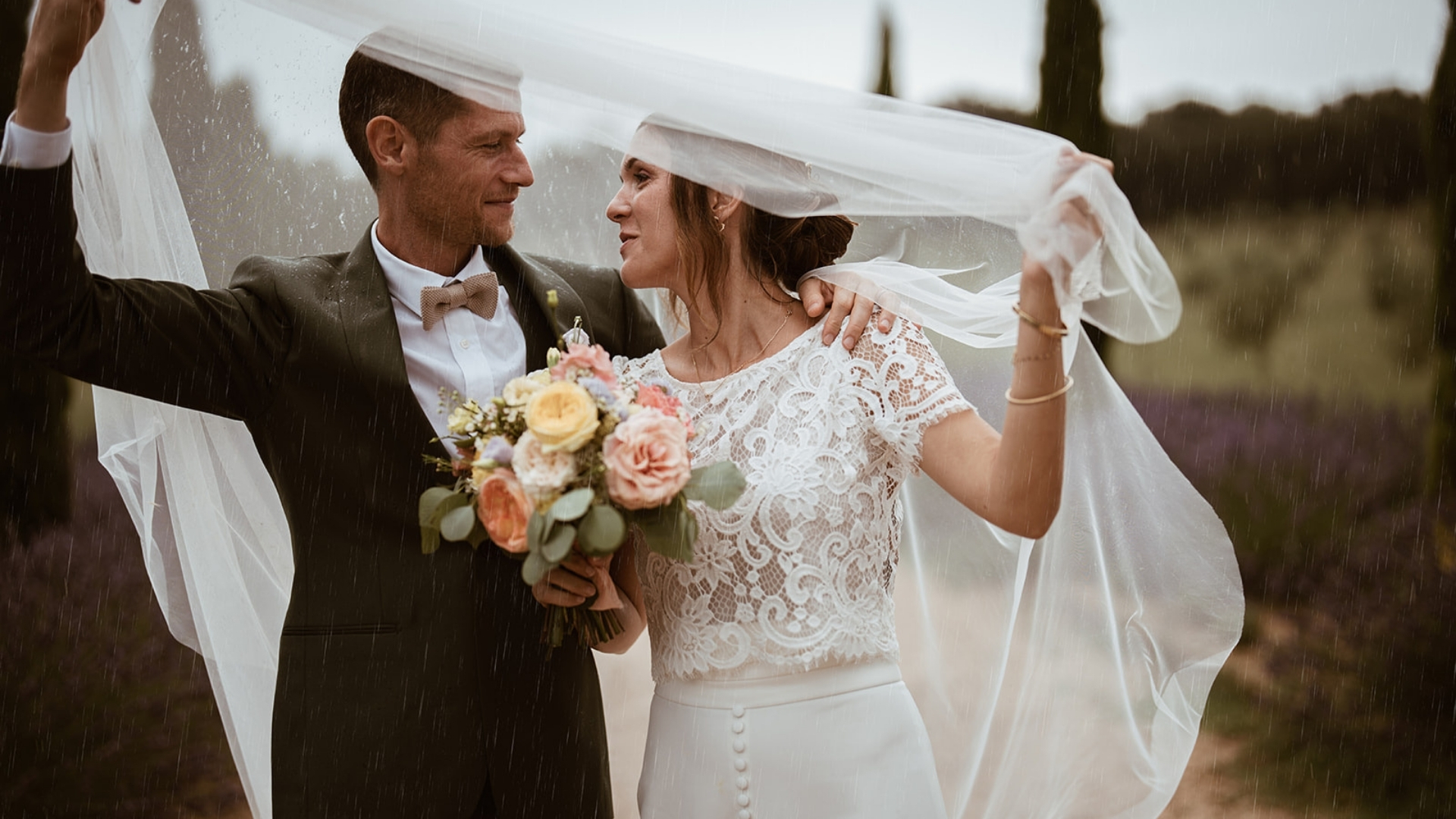 Mariage vibrant au Domaine du Grand Belly, marqué par une météo inattendue et une intensité émotionnelle unique.
