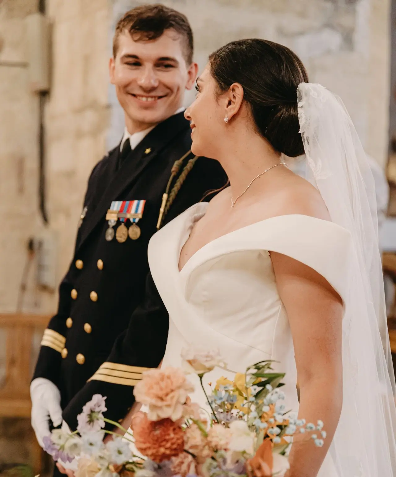 Vidéaste mariage en Provence — moment spontané et naturel d’un couple le jour de leur mariage