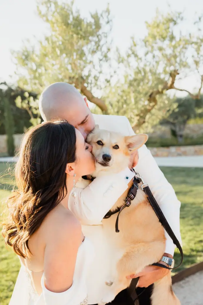 Vidéaste mariage en Provence — couple avec leur chien lors d’un moment joyeux et naturel le jour du mariage