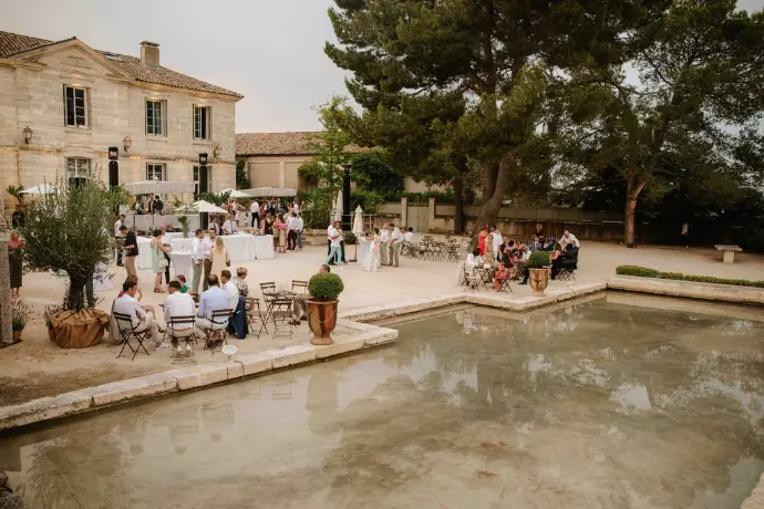 Vue du Château Puech-Haut, domaine viticole situé près de Montpellier, dans l’Hérault. Un lieu de réception élégant entouré de vignes, qui offre un cadre structuré et lumineux pour un mariage.