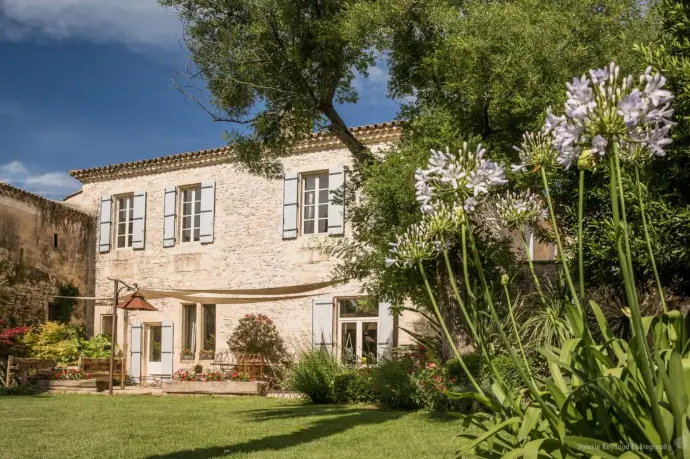 Détail du décor au Mas de Peyre, capté lors du mariage de Camille et Mathieu. Un élément visuel qui participe à l’ambiance et à l’identité de la journée.