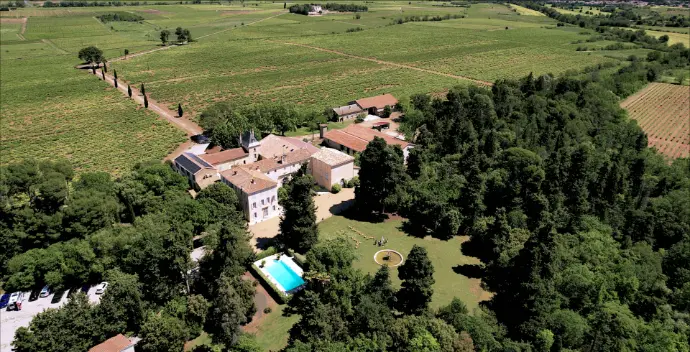 Mariage dans le sud de la France près de Montpellier entre vignes et champs de coquelicots