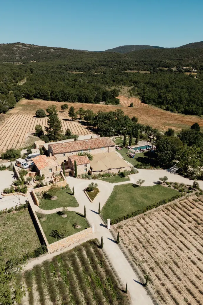 un mariage élégant à la Grange de Javon au coeur de la Provence dont j'ai fait le film de mariage