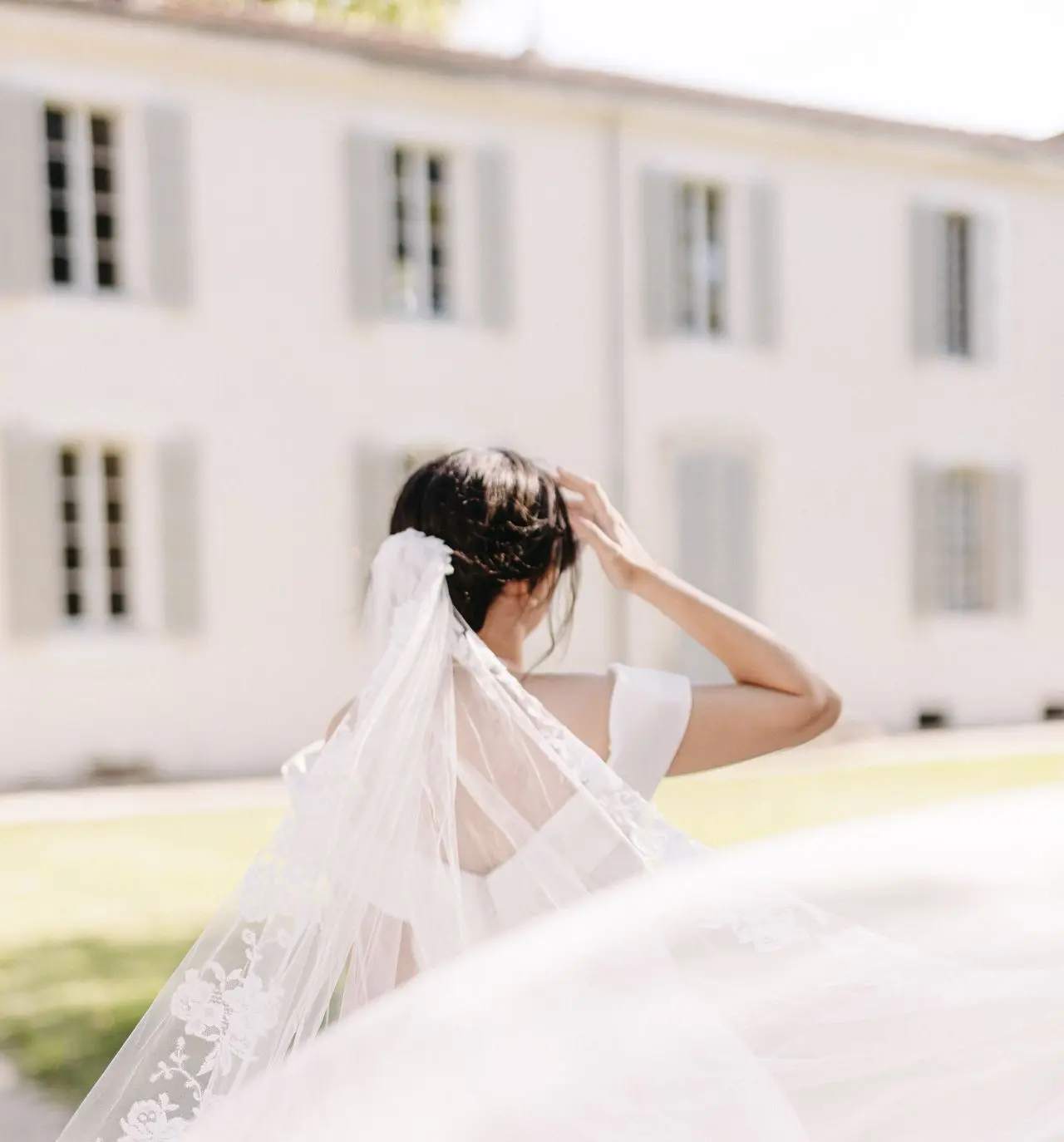 Portrait de Pauline devant le Domaine de la Castellette en Provence. Un moment calme et élégant, capté dans un cadre lumineux et naturel.
