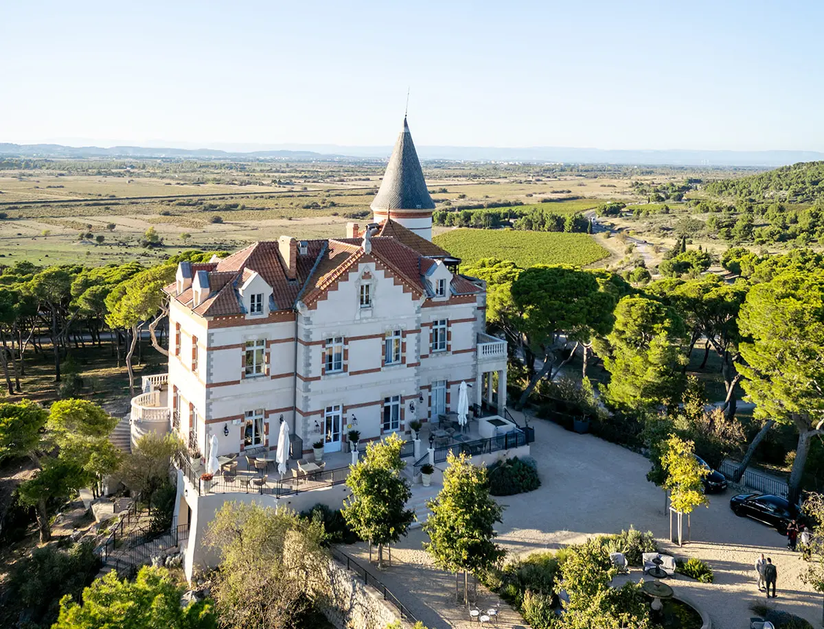 Le Château de Malmont, dans l’Hérault, offre un cadre élégant et naturel, entouré de verdure. Un lieu de réception qui accompagne avec fluidité les différentes atmosphères d’une journée de mariage.