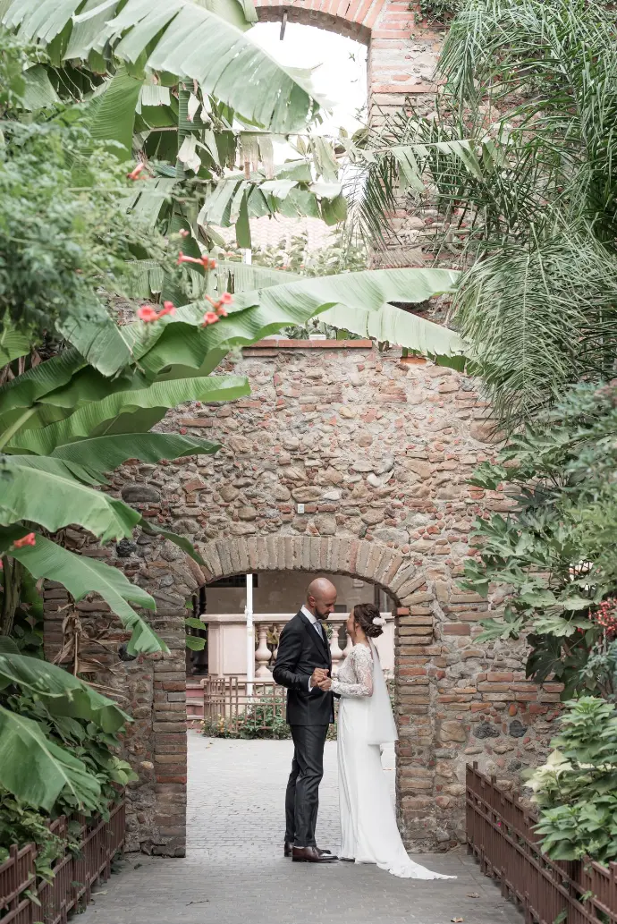 Séance couple en lumière naturelle, captée avec discrétion lors d’un moment calme de la journée, entre spontanéité et élégance.