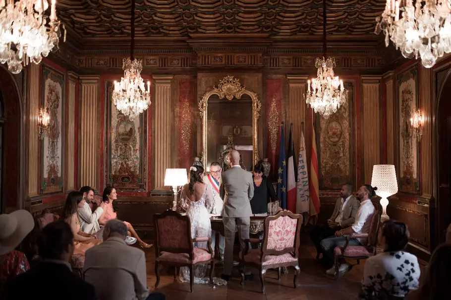 Couple de mariés lors de la cérémonie civile à la mairie, dans une approche documentaire centrée sur les échanges et les émotions.