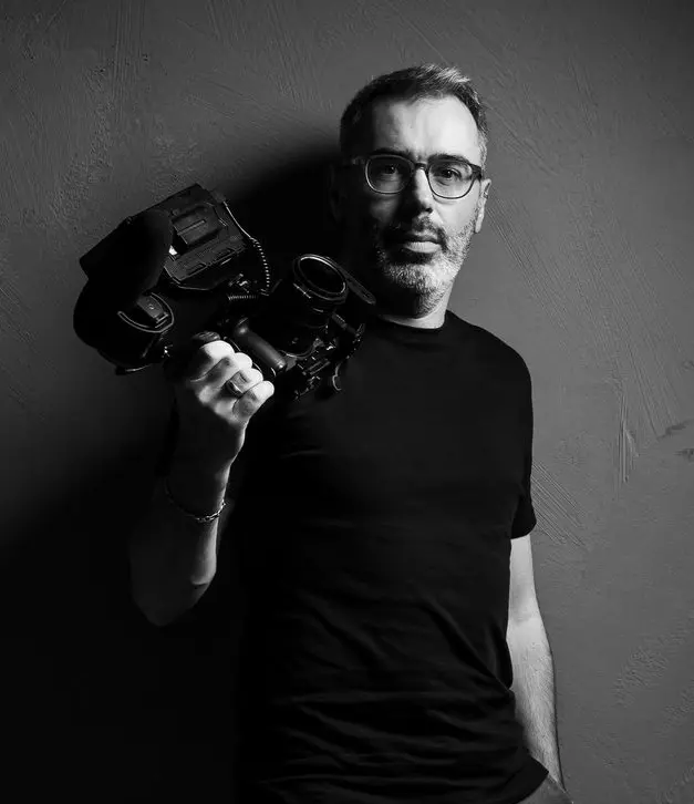 Portrait de Guénolé Veillon, vidéaste de mariage à Montpellier, dans un style épuré et cohérent avec son approche narrative.