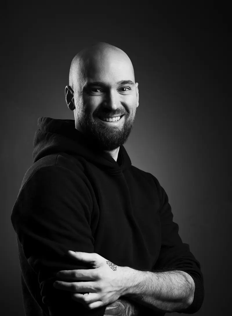 Portrait de Guillaume Planat, photographe de mariage à Montpellier, dans une approche sobre et naturelle.