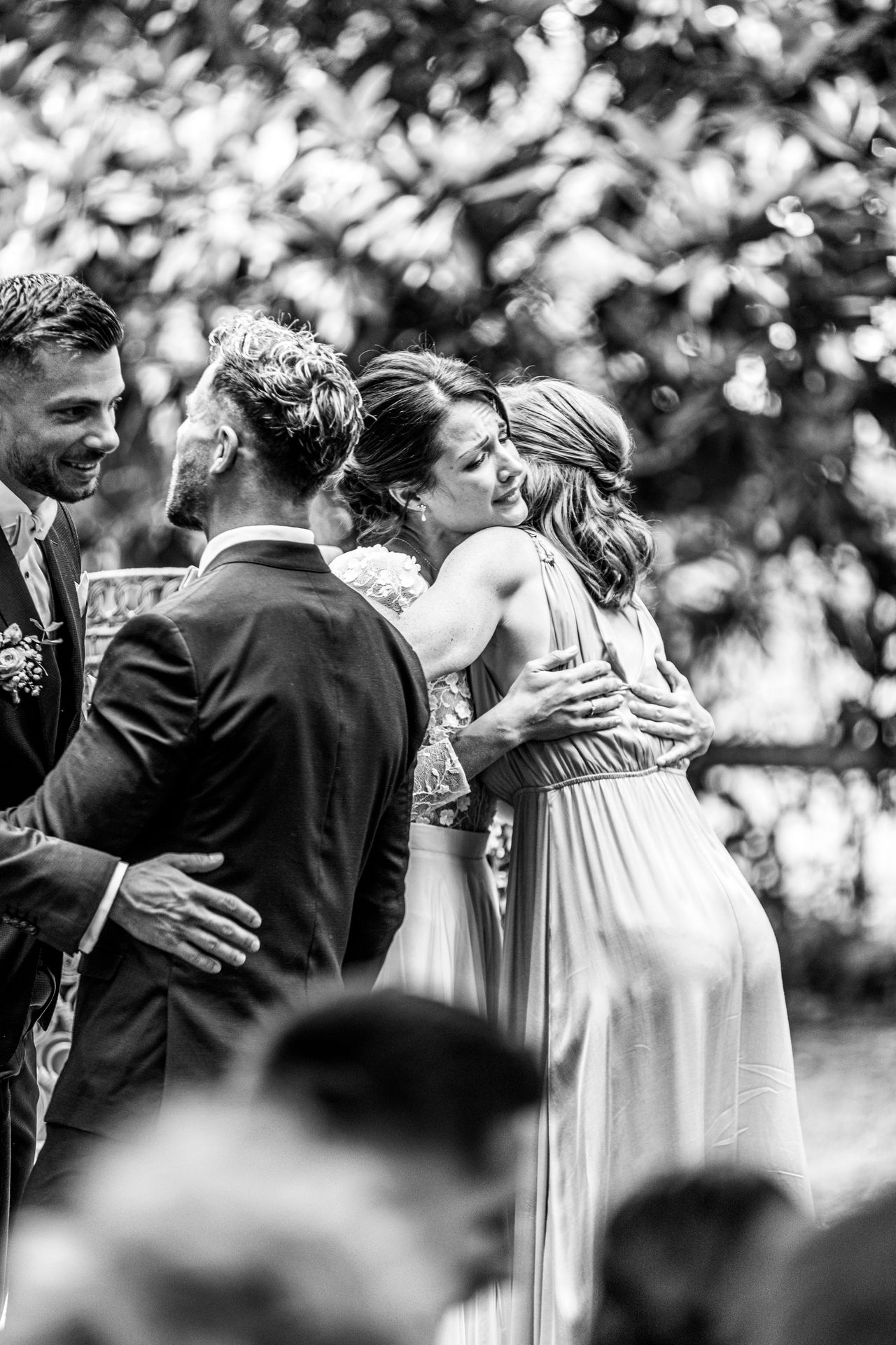 Moment d’émotion entre invités lors d’un mariage en Provence