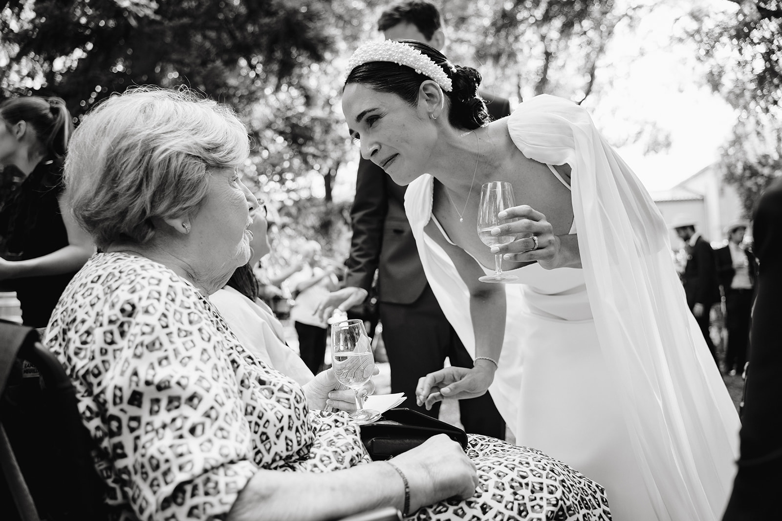 la mariée qui parle avec une personne âgée pendant le cocktail.